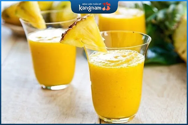 Dứa chứa enzym bromelain, có khả năng làm mềm và làm sạch da môi