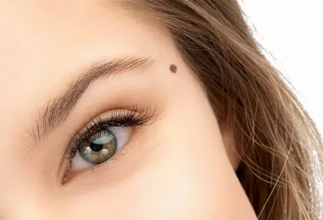 Trái ngược, nốt ruồi son trên trán phụ nữ có số giàu sang, hưởng lộc từ chồng