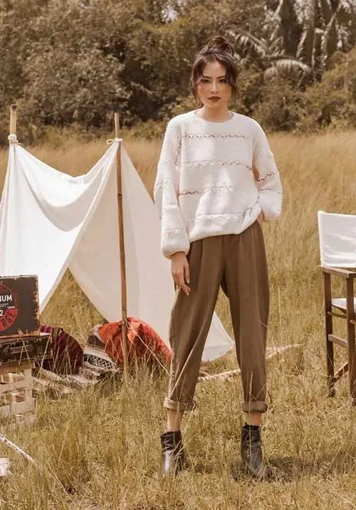 Phối màu trang phục đối lập nhau để tạo sự chú ý hơn ở nửa trên chân váy cho người hông to