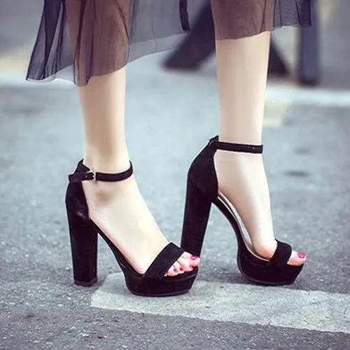 Sử dụng guốc làm phụ kiện sẽ giúp bạn "ăn gian" chiều cao lẫn vóc dáng váy cho người mông to chân to