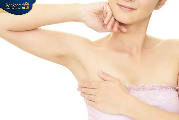 Triệt lông nách chỉ giúp giảm thiểu phần nào mùi hôi cơ thể do loại bỏ toàn bộ vùng lông - nơi vi khuẩn thường xuyên tích tụ