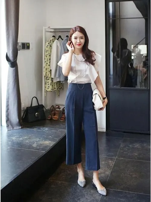 Cô nàng sở hữu vòng 3 và đùi không mấy thon thả nên chọn những dáng quần rộng ống, basic mông to có nên mặc quần ống rộng