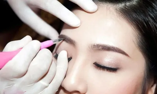 thêu chân mày có đau không