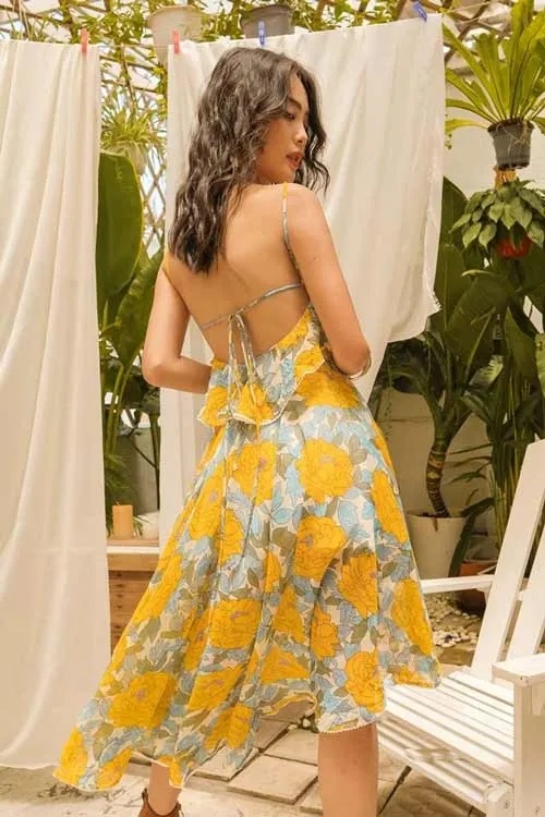 Khoét lưng sâu nhấn nhá giúp giảm sự tập trung vào vòng mông đẫy đà váy cho người hông to chân to