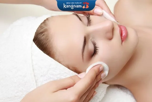 Làm sạch da trước khi điều trị chuyên sâu