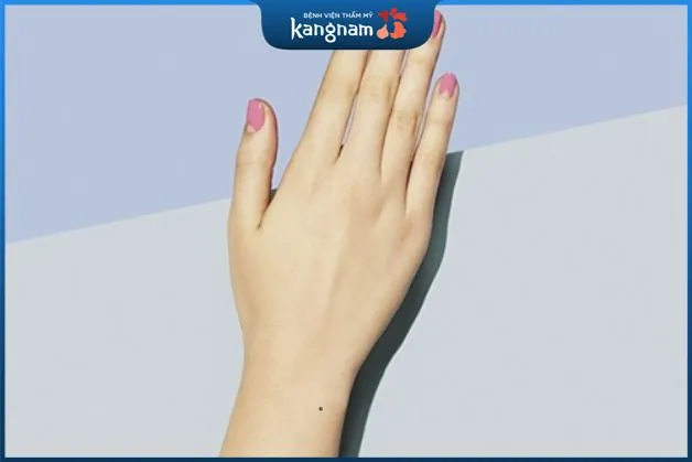 Nốt ruồi trên cổ tay phải của nữ cũng được đánh giá tốt