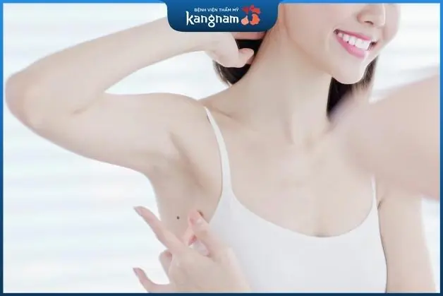 Nốt ruồi ở gần nách phải nữ giới