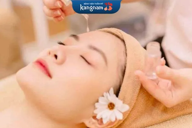 Thoa dưỡng chất làm cân bằng da