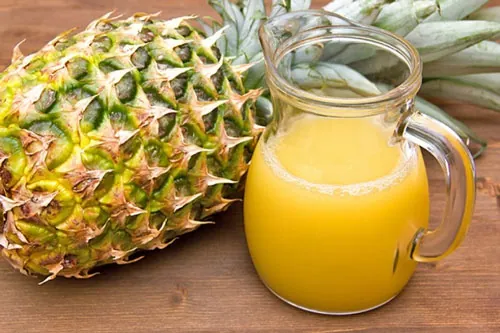 Lượng enzym dồi dào trong quả dứa có khă năng khắc chế mụn cóc ở mặt rất tốt trị mụn cóc trên mặt