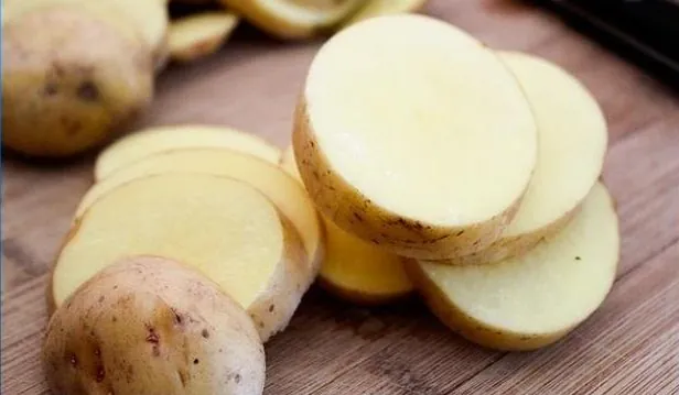 Khoai tây làm giảm tăng sinh sắc tố, xóa mờ bọng mắt