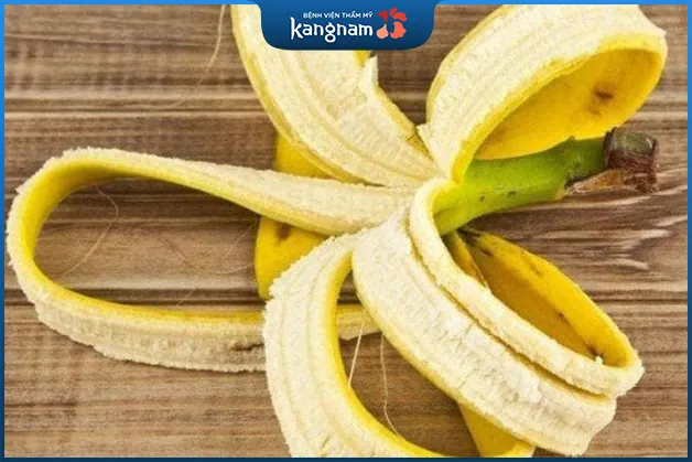 Loại bỏ cao răng tại nhà bằng vỏ chuối