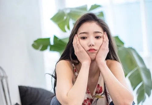 Hạn chế tối đa việc chạm tay lên mặt để tránh lây nhiễm vi khuẩn mụn cóc ở môi