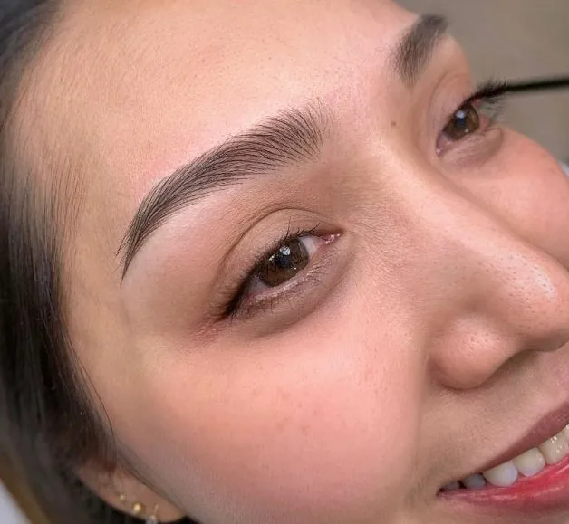 Kỹ thuật viên xử lý đường lông mày khéo léo