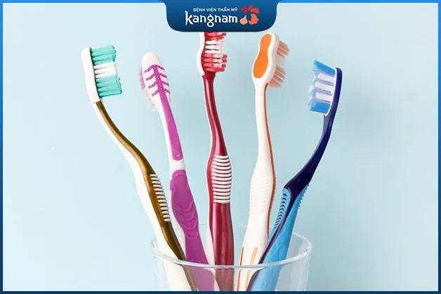 Sử dụng bàn chải để lấy cao răng tại nhà