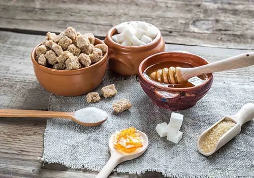 trị môi thâm bằng mật ong