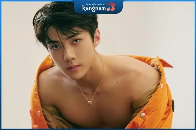 Nam giới có nốt ruồi mọc trên xương quai xanh