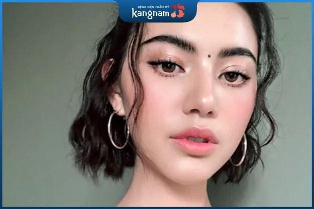 Nốt ruồi giữa lông mày có công việc tương đối ổn định