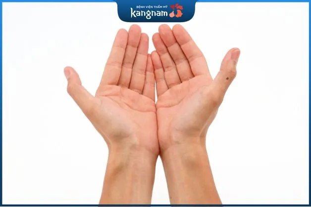 Nốt ruồi ngón cái nữ giới