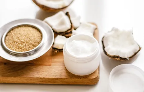 Khắc phục tình trạng chân lông tắc nghẽn bằng dầu dừa + đường nâu