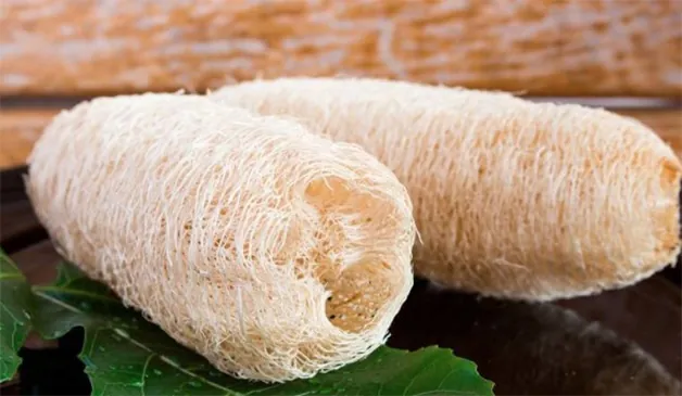 Dùng xơ mướp tẩy tế bào chết mông tại nhà