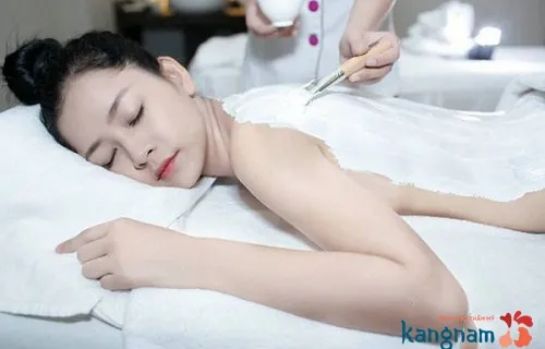 Khách hàng tẩy tế bào chết ở mông tại Kangnam