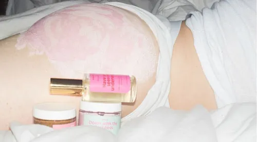 Sử dụng sản phẩm tẩy da chết vùng mông