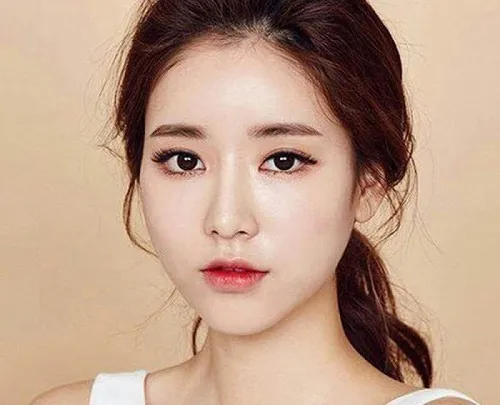 lông mày ngắn nằm ngang