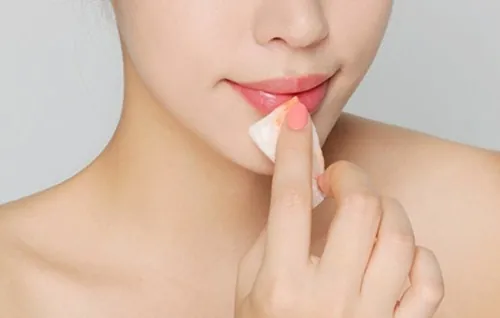 Vệ sinh môi thường xuyên