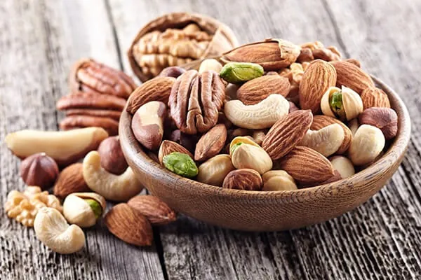 đồ ăn cứng Tránh ăn đồ cứng, dai sau khi tiêm cằm