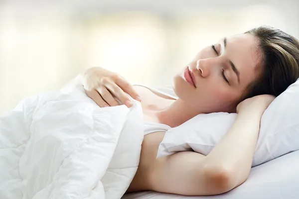 Điều chỉnh tư thế ngủ sau độn cằm 