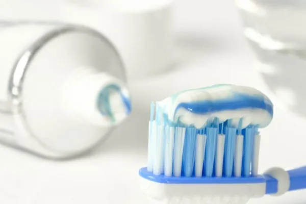 dùng kem đánh răng trị mụn thịt 