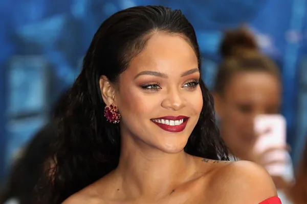 Ca sĩ sở hữu dáng mũi đẹp Rihanna