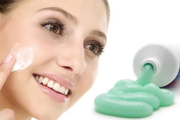 thoa kem đánh răng trị mụn thịt