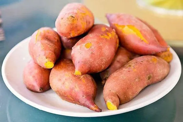 ăn khoai lang làm hồng cô bé