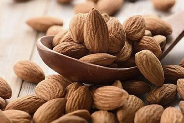 cô bé hồng hào nhờ quả hạch