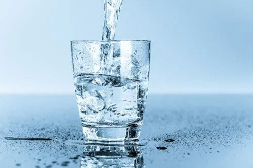 môi khô do thiếu nước