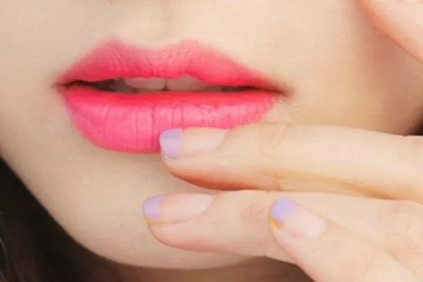 không chạm vào môi