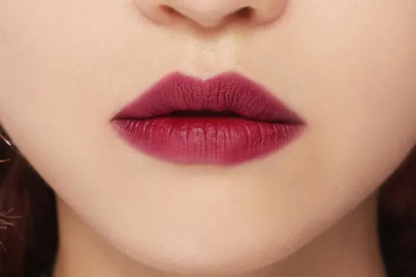 môi màu đỏ mận