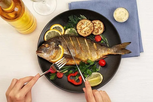 phun môi kiêng ăn cá bao lâu