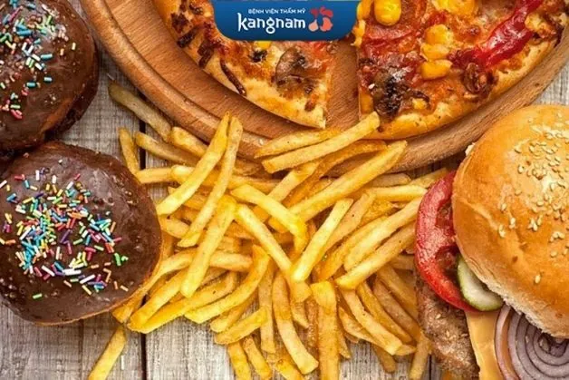 Đồ ngọt và thức ăn nhanh làm nổi mụn