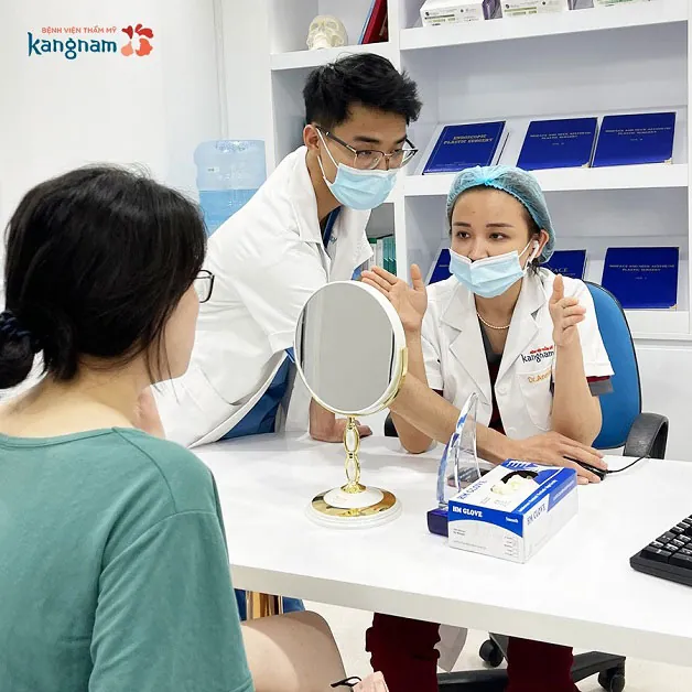 Bác sĩ thăm khám và tư vấn phun mí mở tròn