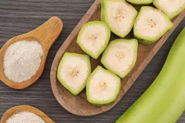 Dùng chuối xanh xoá bỏ các đốm mụn