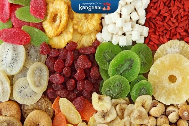 Không nên ăn hoa quả sấy trong khi giảm cân