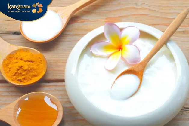 Đắp mặt nạ nghệ với sữa chua chữa sẹo rỗ