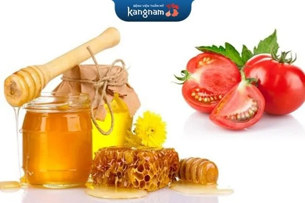 Trong cà chua có chứa nhiều axit còn giúp giảm mụn, cải thiện lỗ chân lông