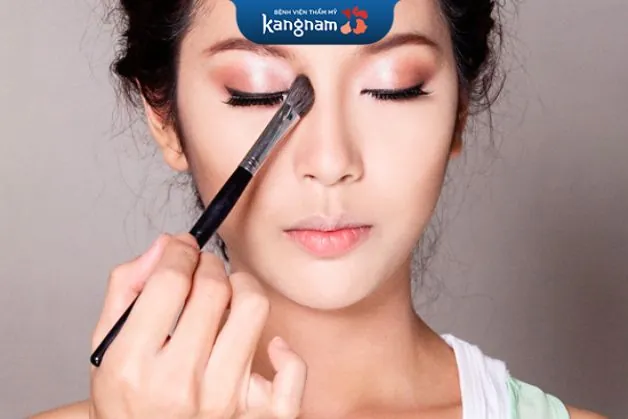 Cách trang điểm sống mũi cao