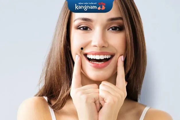 Nốt ruồi nằm ở vân pháp lệnh phải không có nhiều tài lộc