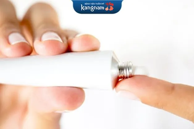 Dùng kem trị sẹo theo hướng dẫn của bác sĩ