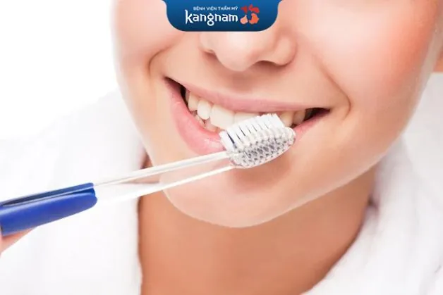 Thực hiện vệ sinh răng miệng đúng cách