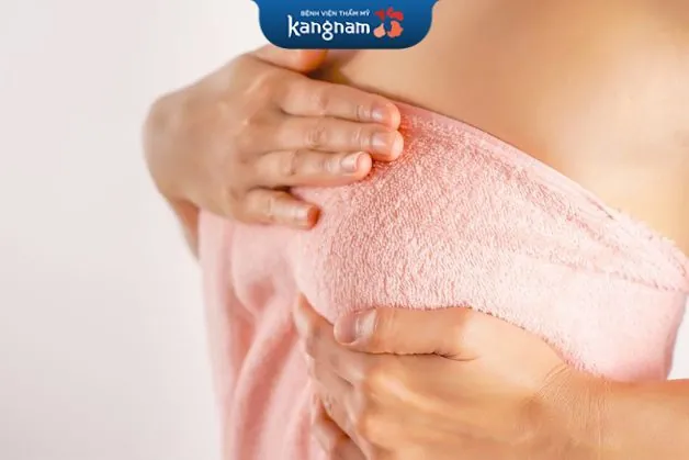 Vệ sinh đúng cách để ngừa sẹo sau nâng ngực